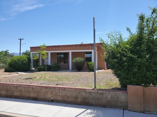 Building Photo - Three bedroom home located mins away from UNM
