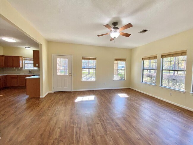 Foto del edificio - 910 Tall Pines Dr