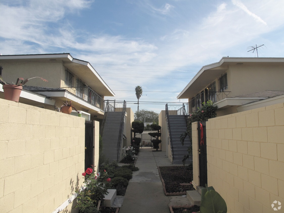 Building Photo - 10630 Crenshaw Blvd