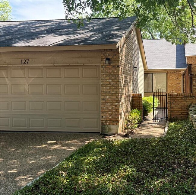 Foto del edificio - 7211 Lakewood Dr