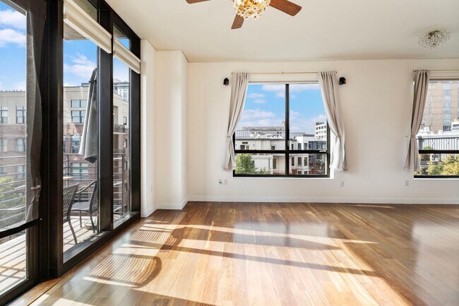 Building Photo - Park Place - 1 bed/1.5 bath/bonus room - Pearl District Condo w/NEW paint/bedroom carpet/parking/...