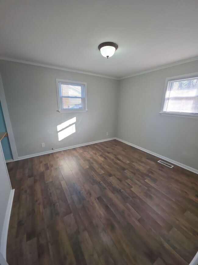 Foto del edificio - 3-Bedroom Single-Family Home Near TTU with Hardwood Floors and Carport