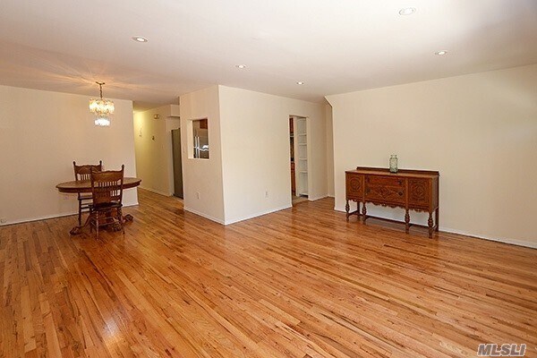 Foto del edificio - 42-29-42202 202nd St