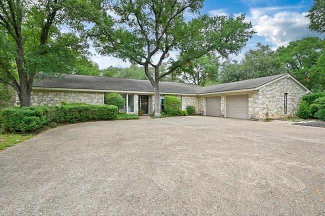 Building Photo - 1300 Pasaguarda Dr