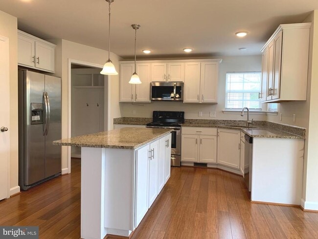 Building Photo - 6907 Lunette Ln