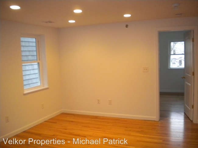 Building Photo - 645 Saratoga St