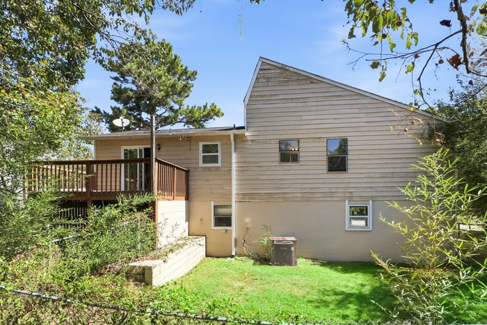 Foto del edificio - Charming 3-Bedroom Home with Spacious Deck