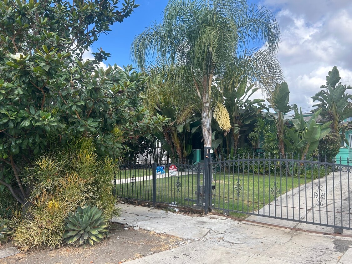 3 bedrooms 2 Baths home furnished. Home is being used as an AirBnb and available for a monthly renta - 4727 Oakwood Ave