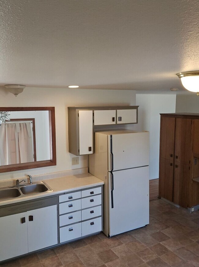 Building Photo - ALL PROSPECTIVE TENANTS MUST SUBMIT A $58 ...