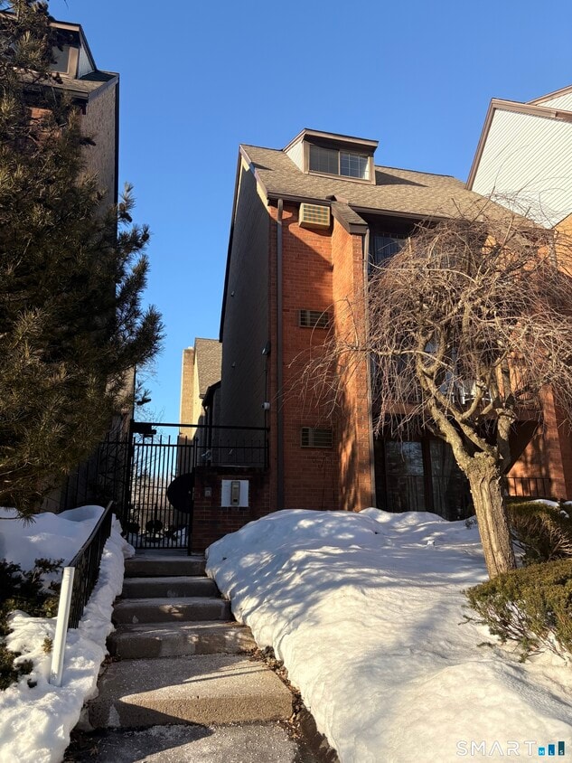 Building Photo - 181 Loomis Dr