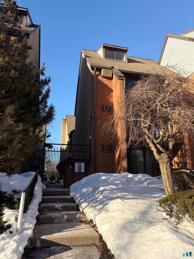 Building Photo - 181 Loomis Dr