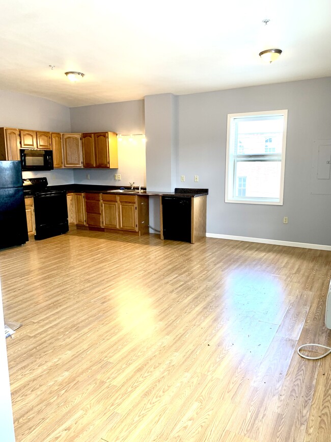 20 S. Franklin St - Dining & Living Room - 20 S Franklin St