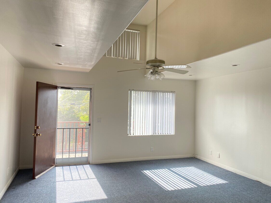 livingroom - 2225 Marathon St