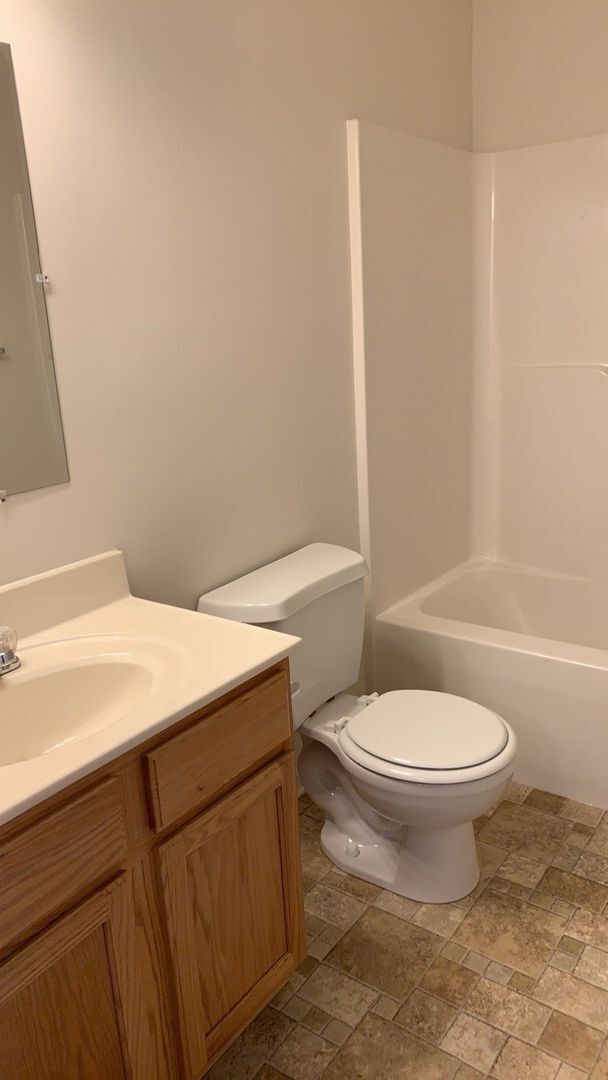 Building Photo - 3 bedroom townhome in broadway for rent! -...