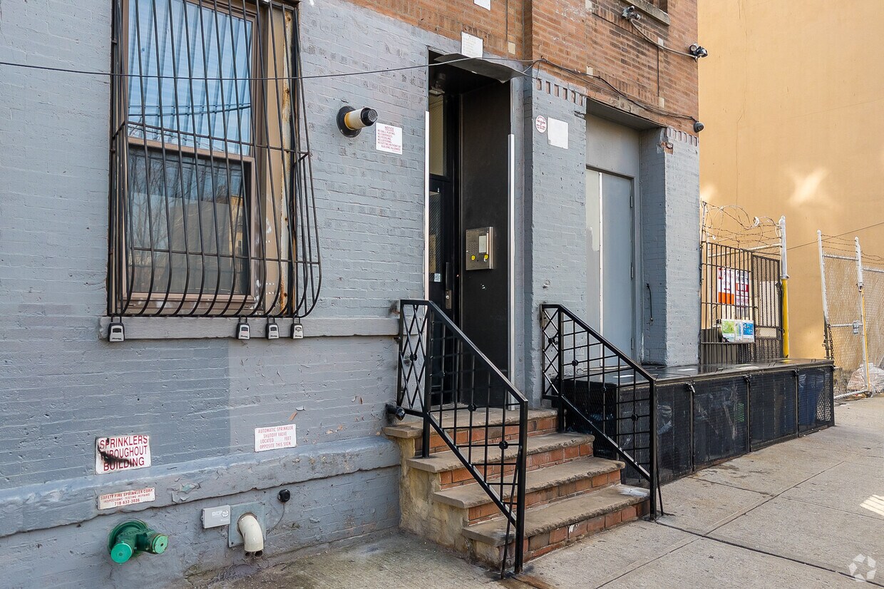 Building Photo - 142 Stockholm St