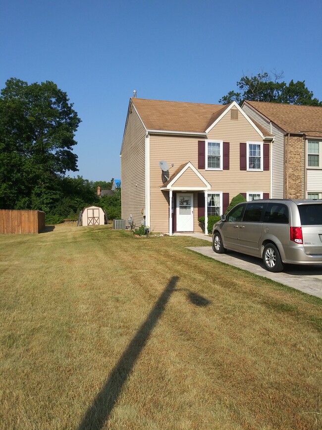 Building Photo - 13 Meeting House Ln