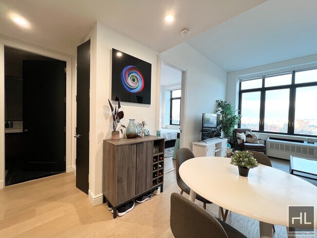 Foto del edificio - Clermont Avenue 1 BR Stunner with a View