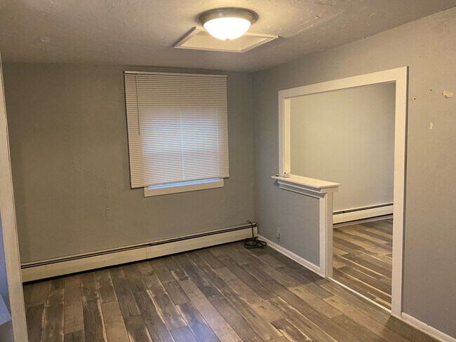 Sala de estar con apertura a la cocina. - 619 Copeland St