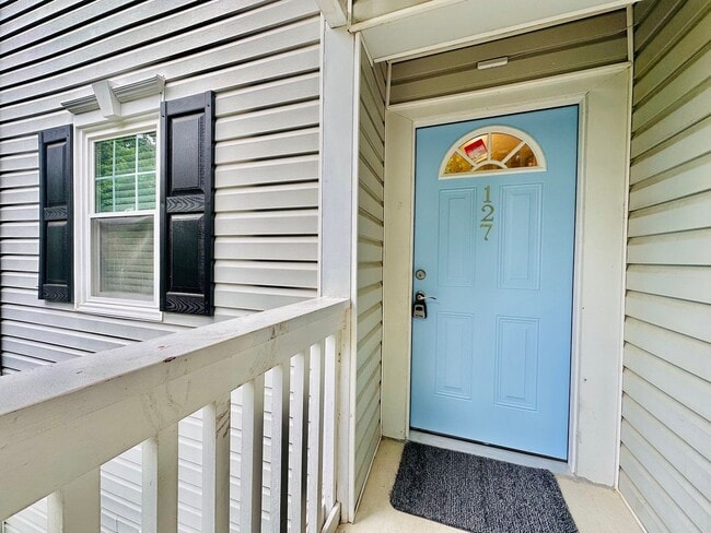 Building Photo - Newly Renovated 2 Bed, 2.5 Bath Chapel Hil...