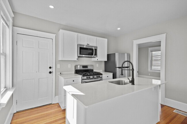 Foto del edificio - Completely Renovated 2 Bedroom in Elmhurst!