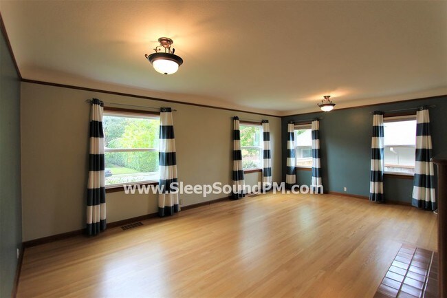 Building Photo - Stunning Southeast Four Bedroom Available Now