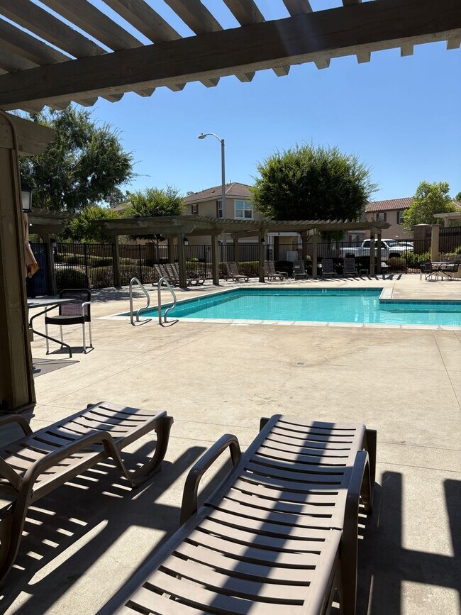 Building Photo - Beautiful 3-Bedroom, 2.5 bath in the  Glen...