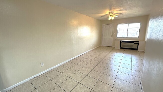 Foto del edificio - WALK TO CAMPUS 1/1 Condo w/ Stainless Steel Appliances, Walk In Closet, Comm Pool! $995/month! Av...