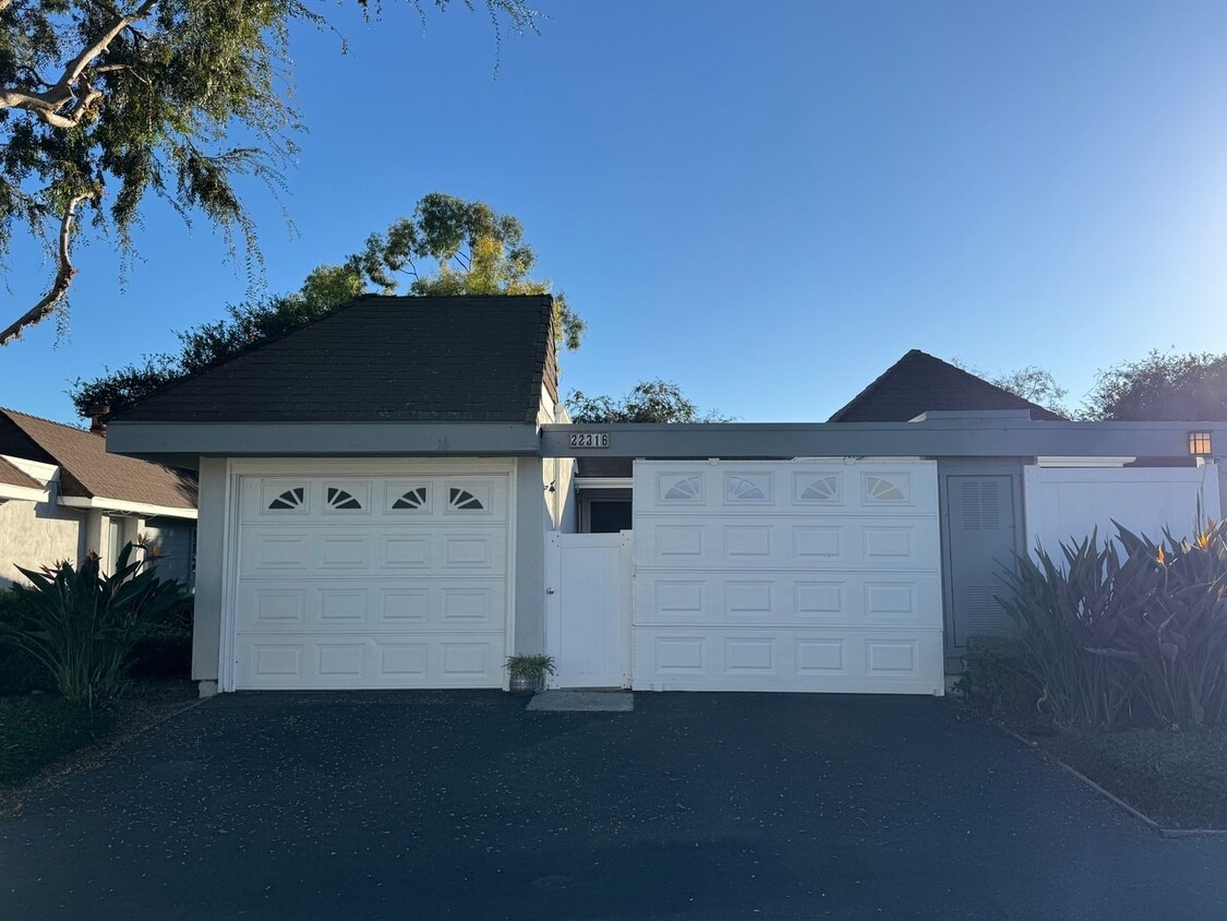 Foto principal - Beautiful 2Bd/1.5Ba w/Carport and Garage in Laguna Hills!
