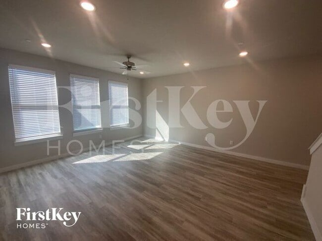 Building Photo - 325 Nima Ln