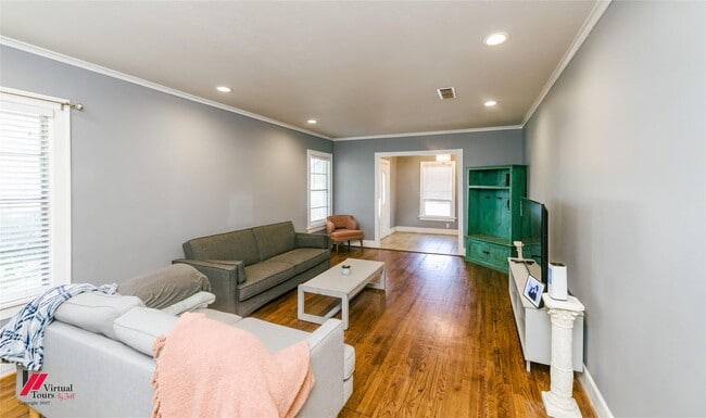 Building Photo - Charming South Highlands Home with Multiple Living Areas