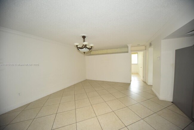 Foto del edificio - 1750 W 56th St