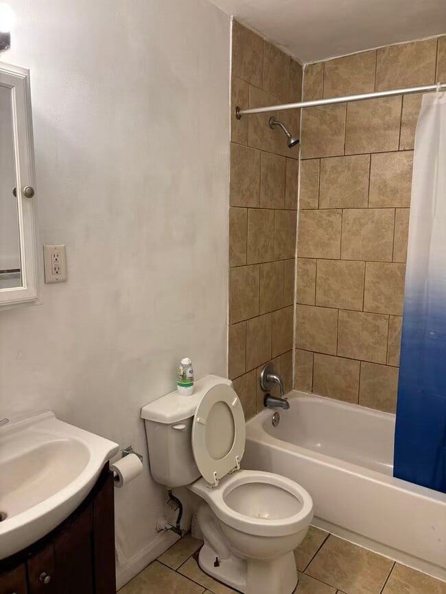 Building Photo - Three Bedroom and One bathroom apartment