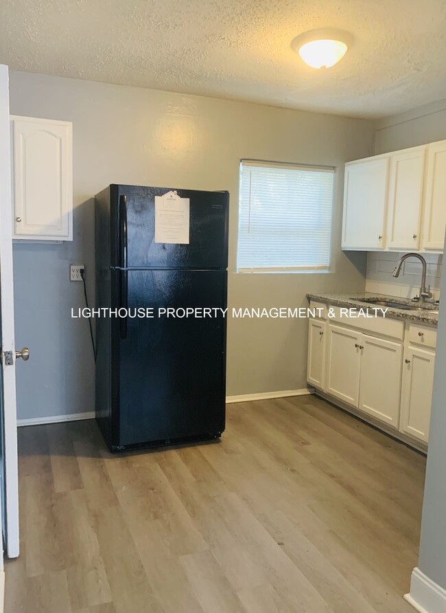 Building Photo - Upgraded 1 Bed/1 Bath Home with Den