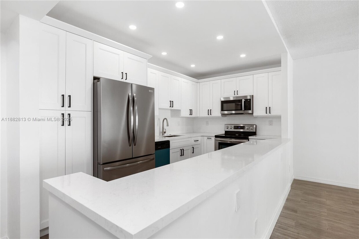 Foto principal - 19380 Collins Ave