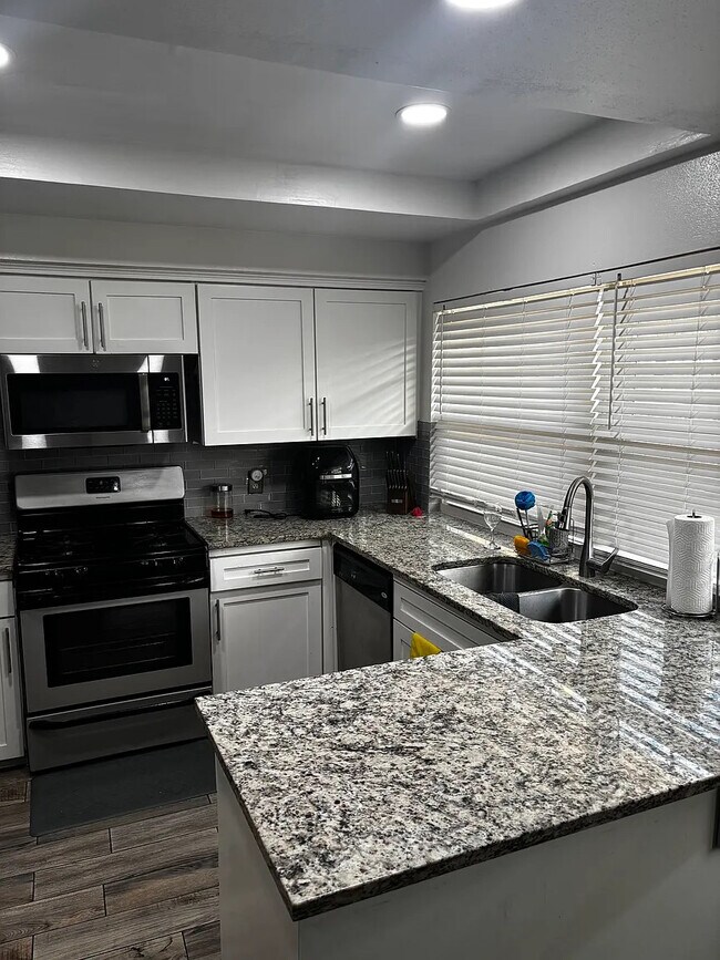 Foto del edificio - Room in Duplex on El Retiro Rd