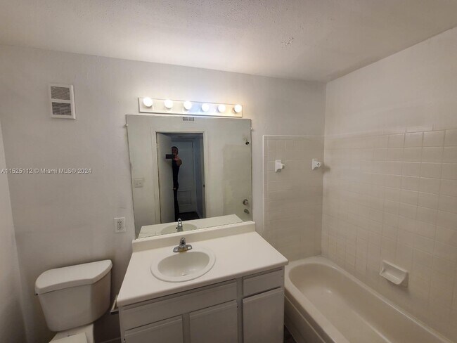 Foto del edificio - 2622 NW 33rd St