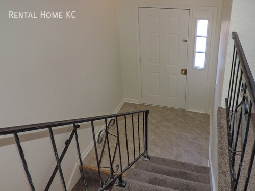 Foto del edificio - Updated 3-bed 2-full-bath Duplex w/fin bsm...