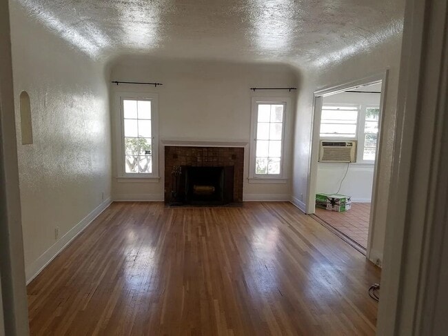 Building Photo - 927 Havenhurst Dr