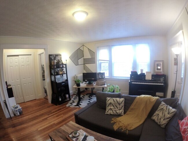 Foto del edificio - Charming 1 Bedroom-Broker Fee