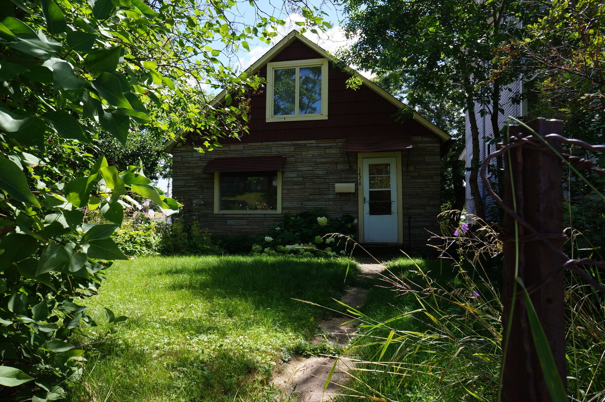 Primary Photo - AVAILABLE JUNE 1ST 2025 - Beautiful 3 bed/...