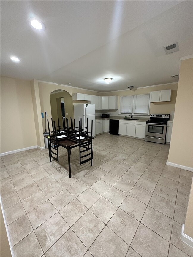 Foto del edificio - 2429 Bowling Green Rd