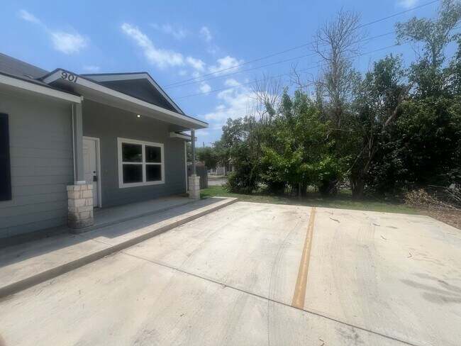 Foto del edificio - Luxury 3/2 Duplex in Seguin, Texas