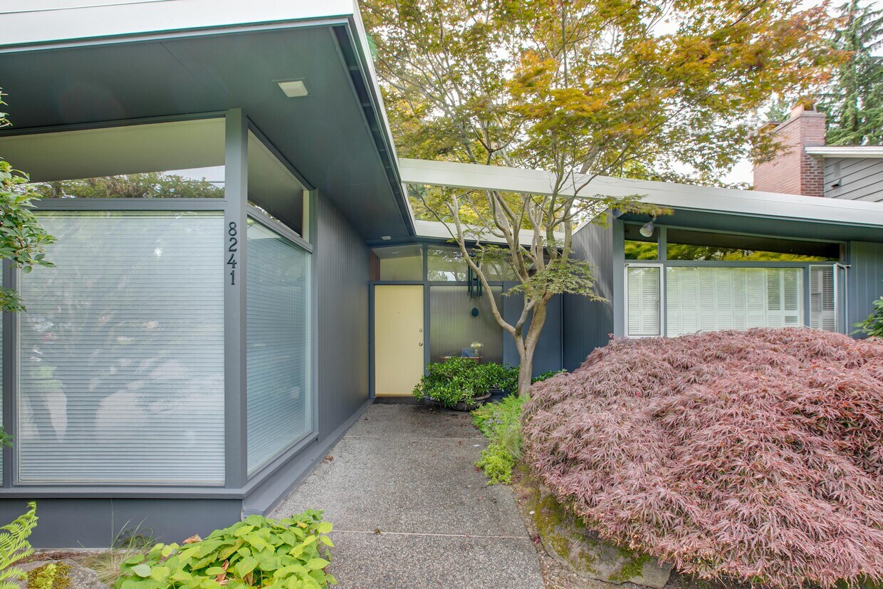 Primary Photo - 8241 45th Ave NE