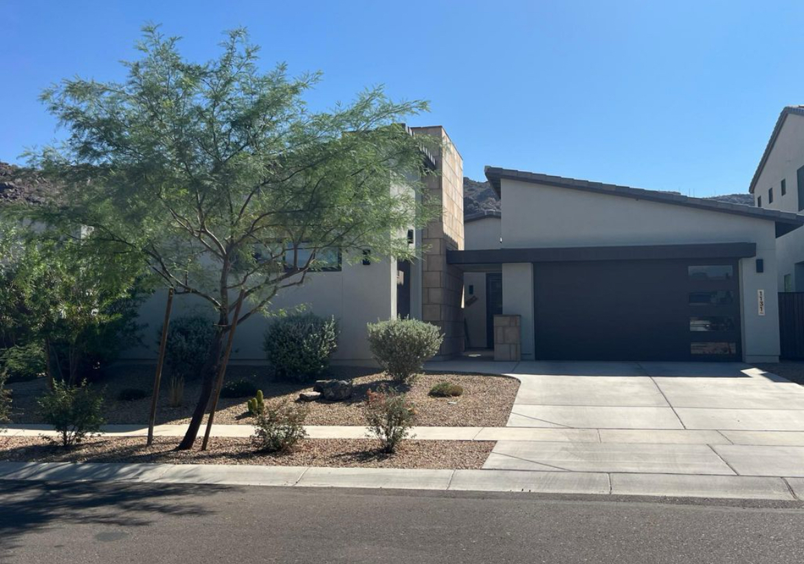 Front facing house in cul-de-sac - 1131 E Monte Way