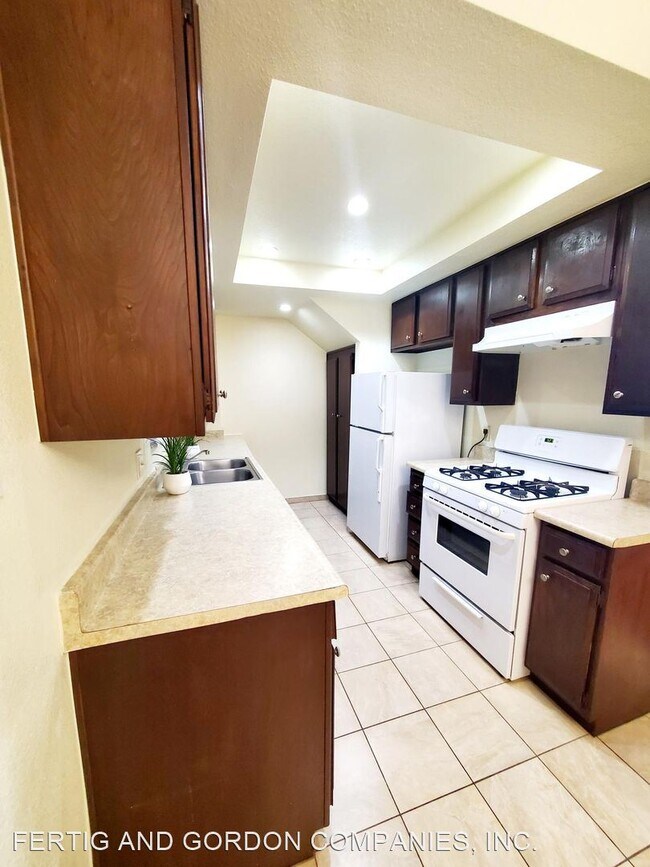 Building Photo - 2 br, 1.5 bath House - 232 S. Pine St. #B