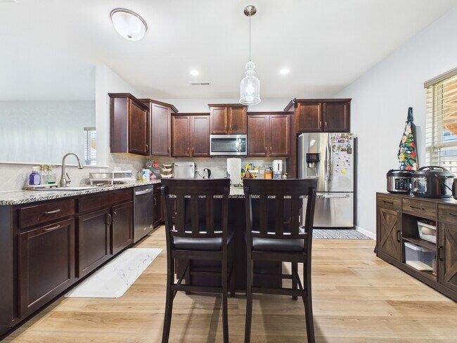 Foto del edificio - 4111 Stockbrook Dr