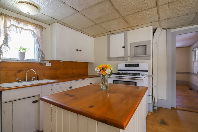 Building Photo - 148 Flag Pond Rd