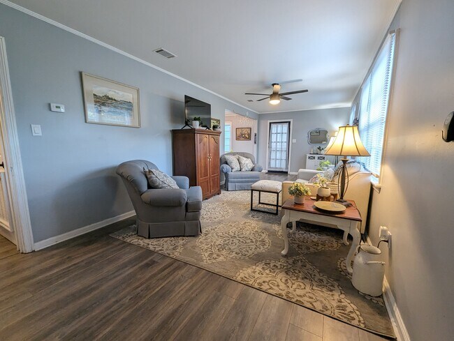 ¡Plano de planta abierto con TV inteligente y muebles cómodos! - 4107 Crane St