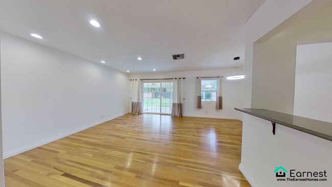 Foto del edificio - Bright 3-Bedroom + 2-Bathroom Home in Vall...