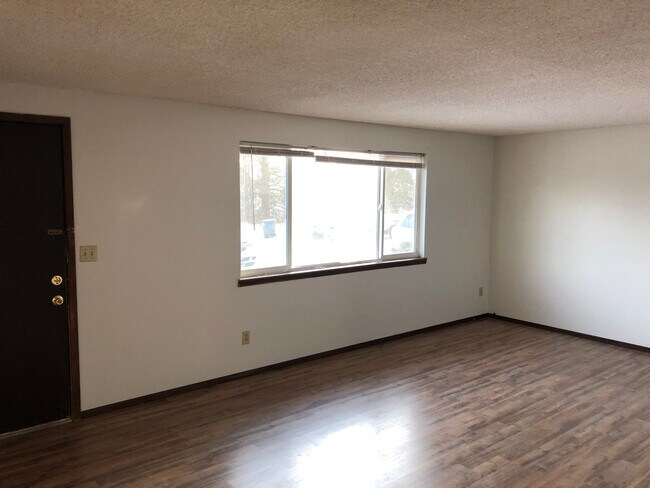 Foto del edificio - 325 W River Rd